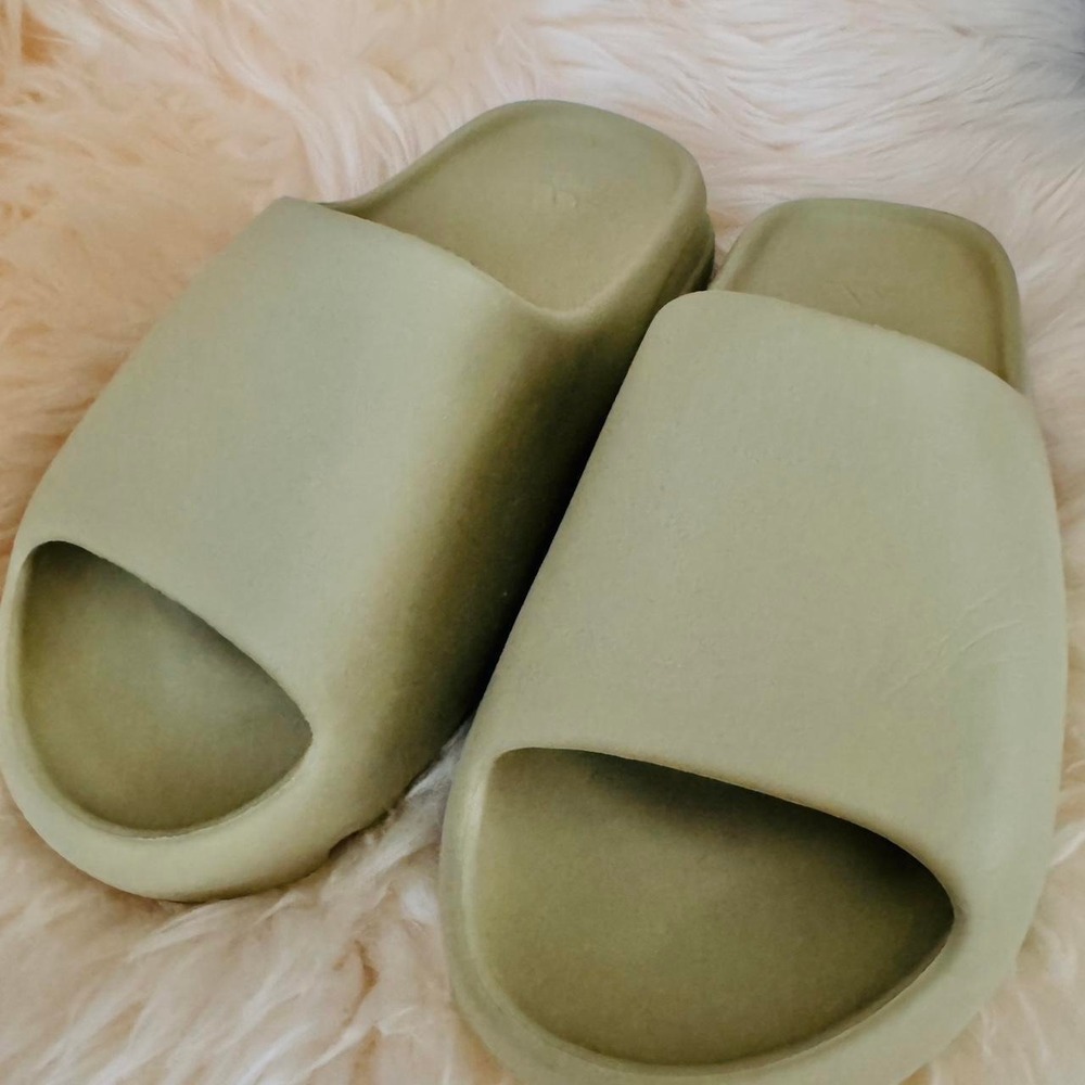 Adidas Yeezy Slide Resin / Muted Green Size 9 Like New